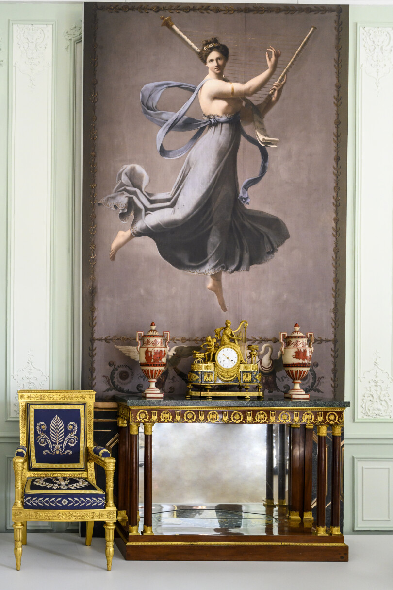 Au milieu des tableaux, le fauteuil, la console, la paire de vases d’albâtres et le pendule signé Joseph Revel sont issus de l’hôtel de Beauharnais, et prêtés par l’ambassadeur d’Allemagne en France.